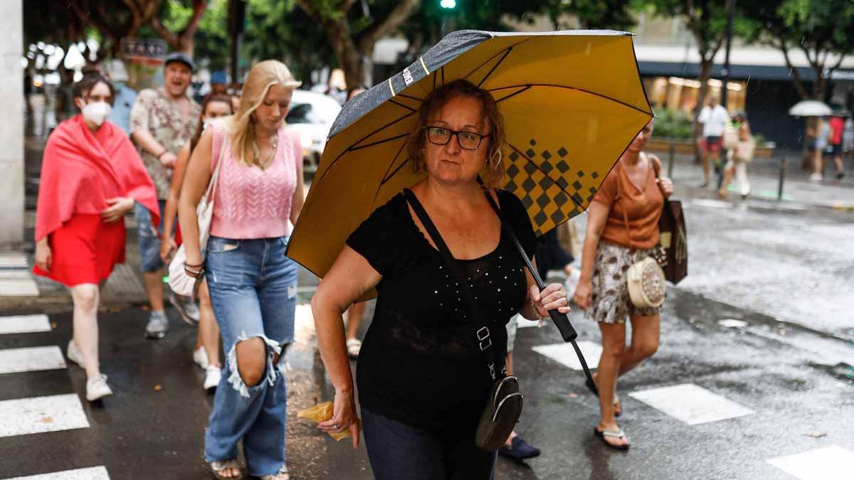 La lluvia torrencial en Formentera provoca más de 15 salidas de los bomberos por inundaciones