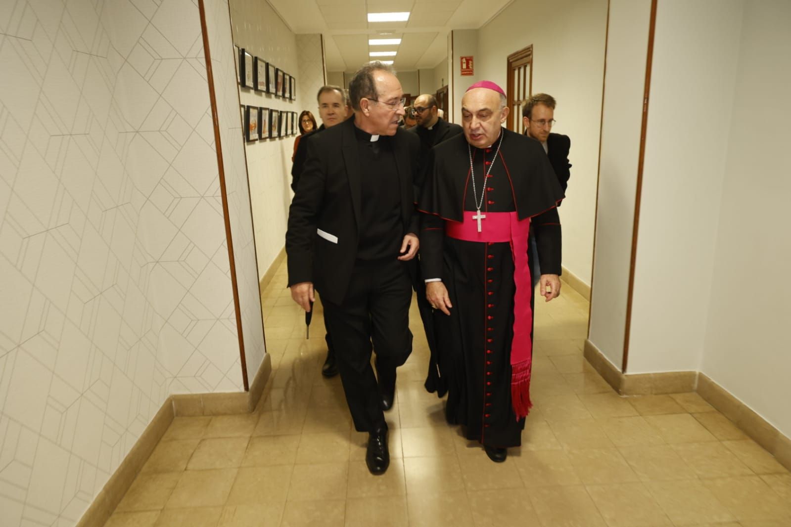 El nuevo arzobispo, Enrique Benavent, en el colegio Jesús-María