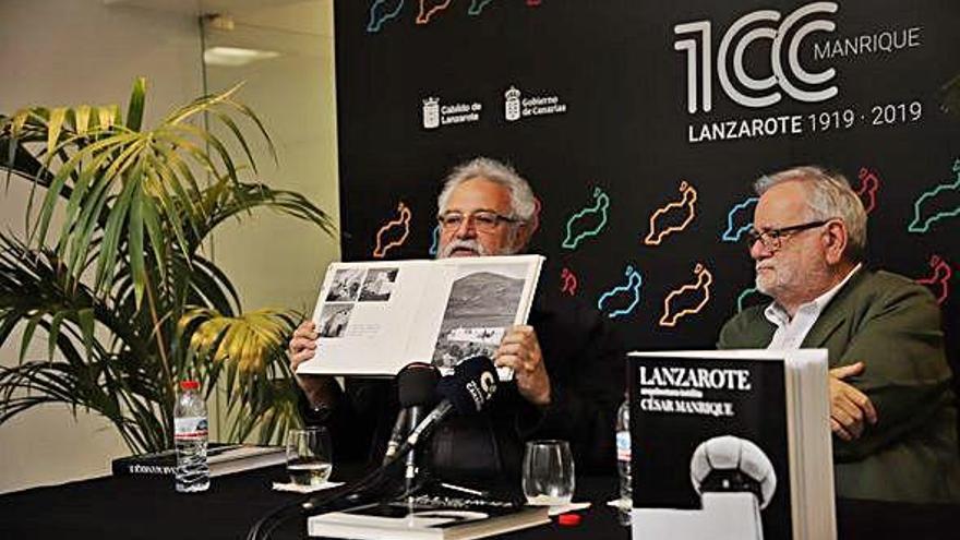 Félix Hormiga (izquierda) y Alberto Humanes, ayer en la presentación del libro en el CIC El Almacén en Arrecife.