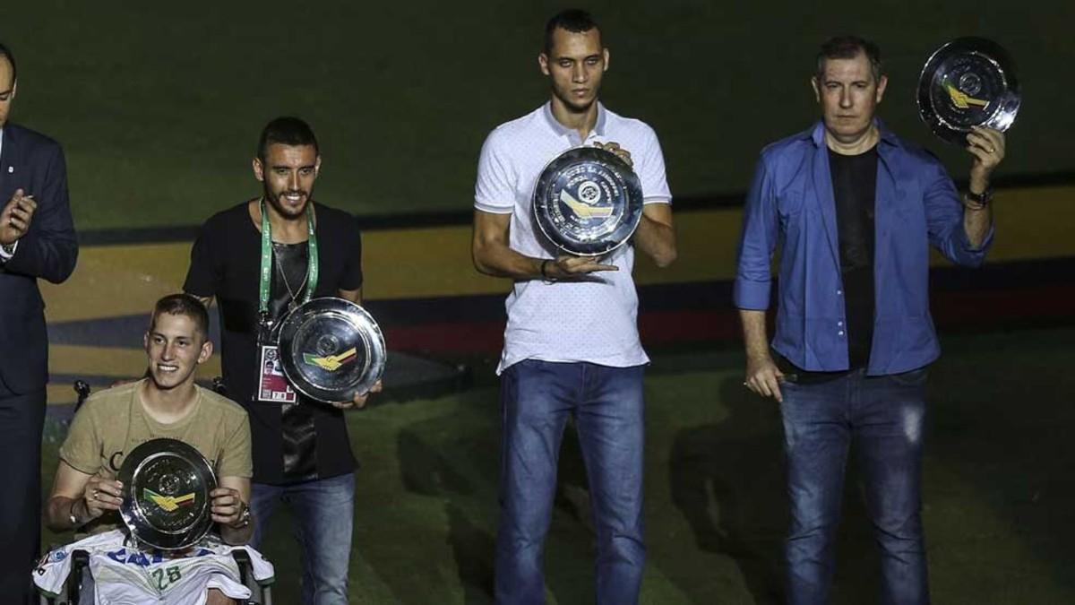 Los sobrevivientes del accidente del Chapecoense posan con una placa conmemorativa durante una ceremonia en honor a las víctimas y sobrevivientes del siniestro aéreo