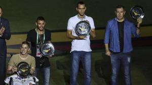 Los sobrevivientes del accidente del Chapecoense posan con una placa conmemorativa durante una ceremonia en honor a las víctimas y sobrevivientes del siniestro aéreo