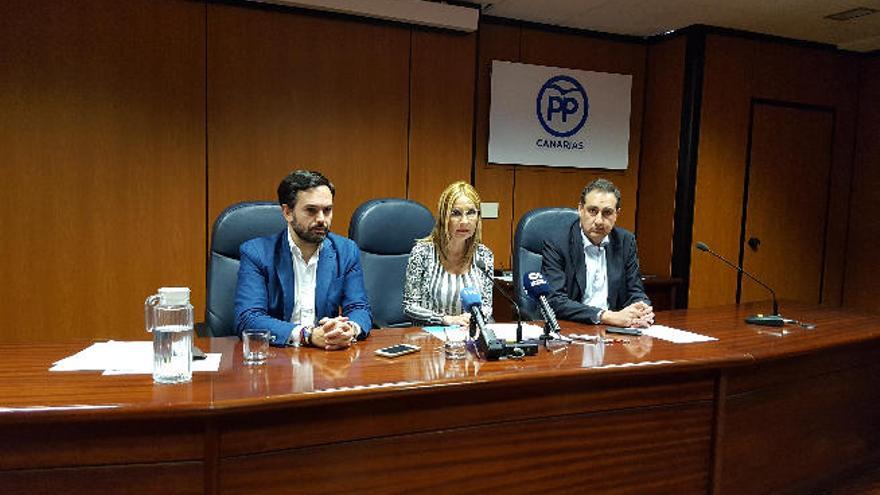 Lope Afonso, María Australia Navarro y Felipe Afonso El Jaber, tras el comité ejecutivo regional del PP, ayer.