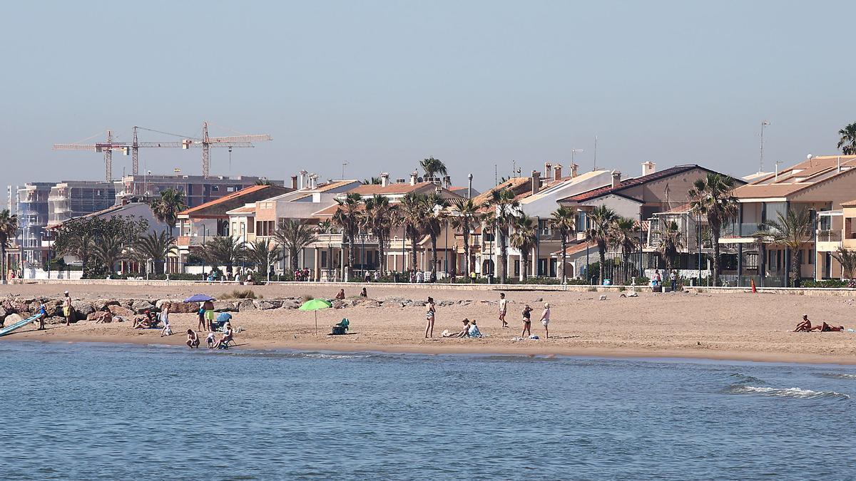 Las actividades de Estiu Voramar en la playa de Puçol.