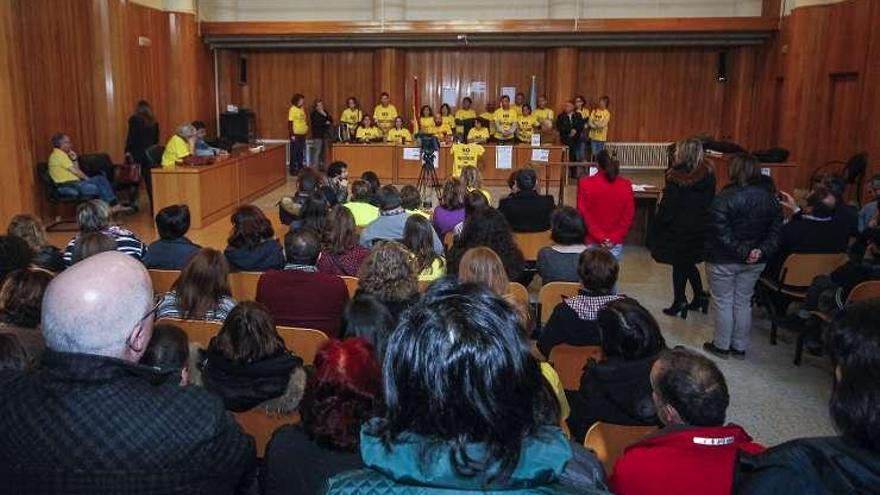 Funcionarios judiciales, ayer, en la Audiencia Provincial.