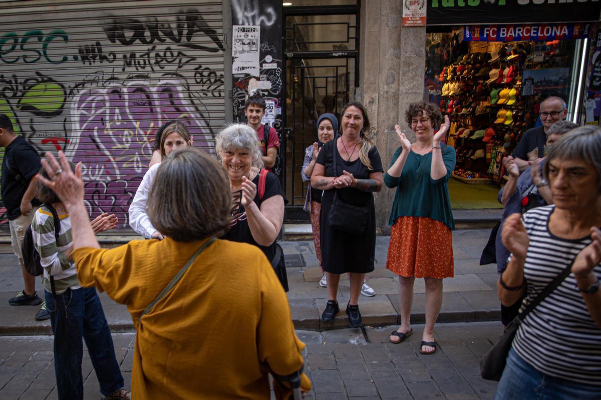 Las vecinas de Teresa celebran la suspensión del desahucio, este martes.