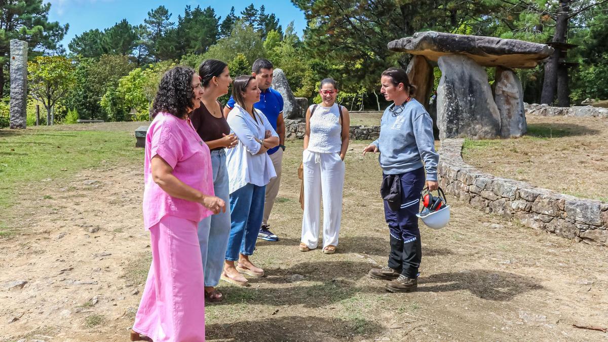 Belén do Campo e María Sampedro, primeira e segunda pola esquerda, cunha alumna da escola-taller no parque periurbano de San Roque.