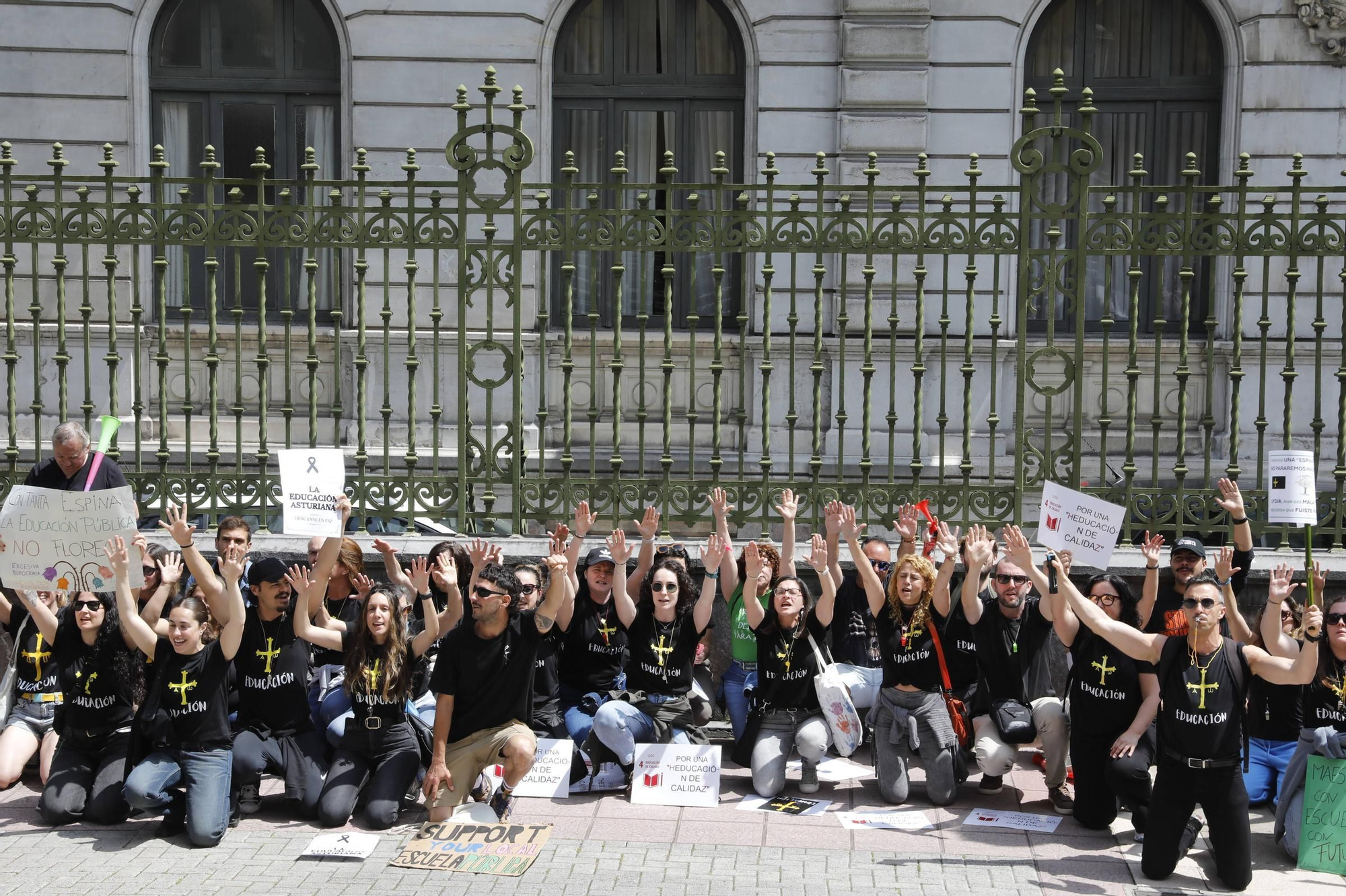 EN IMÁGENES: Segunda jornada de huelga de los profesores y protestas en Oviedo