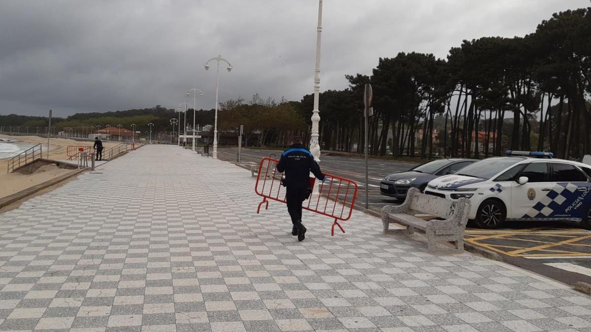 Agentes de la Policía Local de Vigo reabriendo el paseo de Samil dentro del plan de desescalada del coronavirus. // FdV