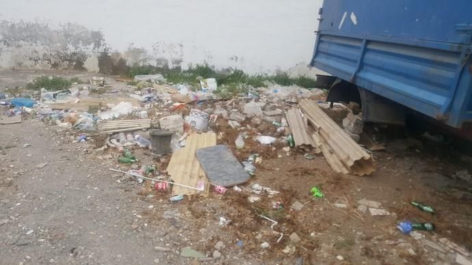 Ojos de Garza llena de basura