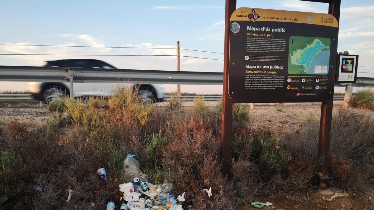 Los ecologistas denuncian la degradación del entorno de la Torre del Tamarit en las Salinas de Santa Pola por el vertido de basura