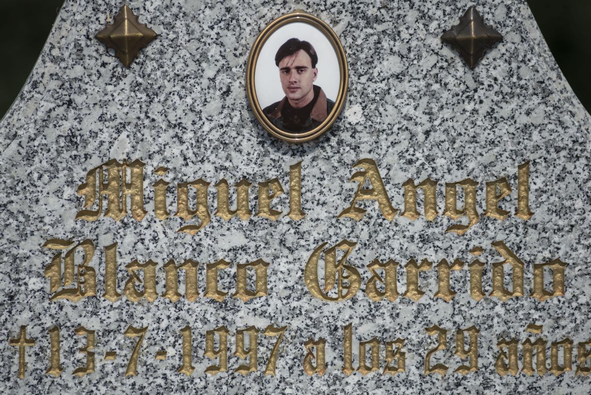 La tumba en la que reposa Miguel Ángel Blanco, con una fotografía del joven asesinado por ETA.