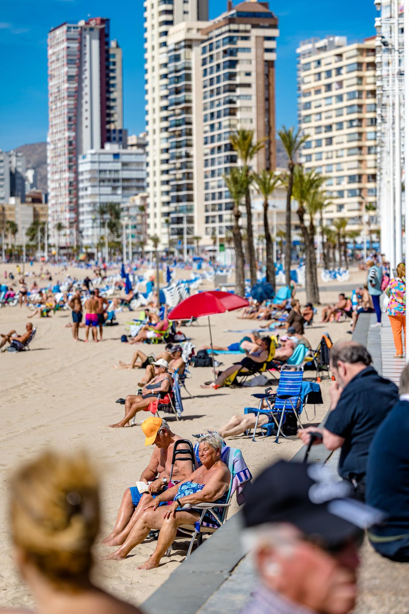 Ambiente turístico y altas temperaturas en Benidorm