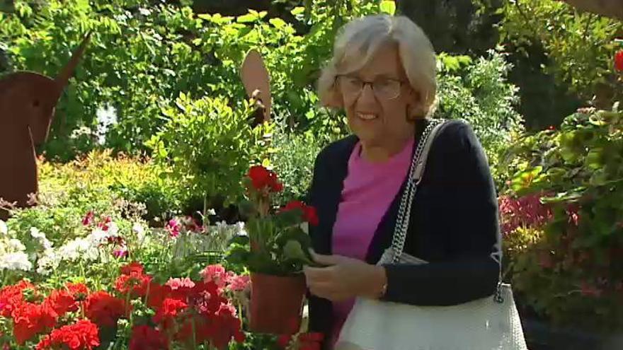 Carmena dedica la jornada de reflexión a comprar flores e ir al cine