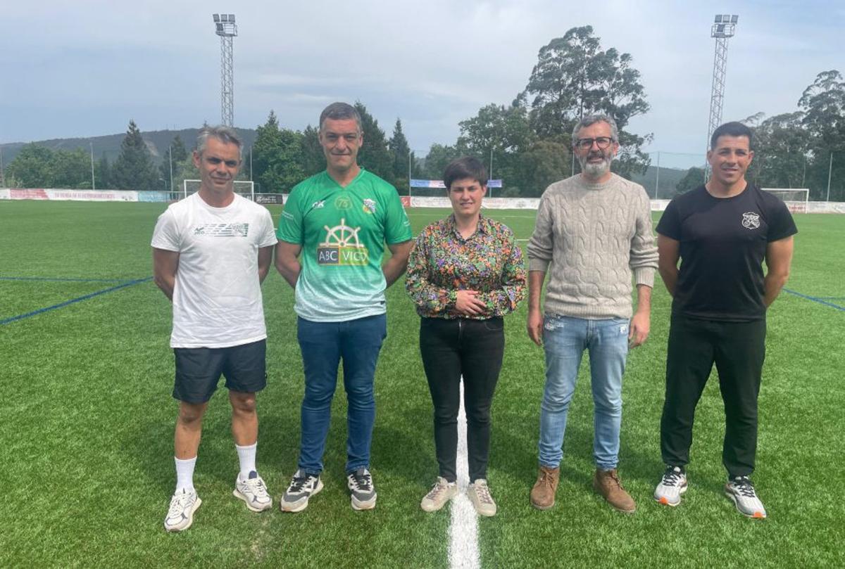 La alcaldesa, junto a representantes de clubes y el edil de Deportes. | FDV