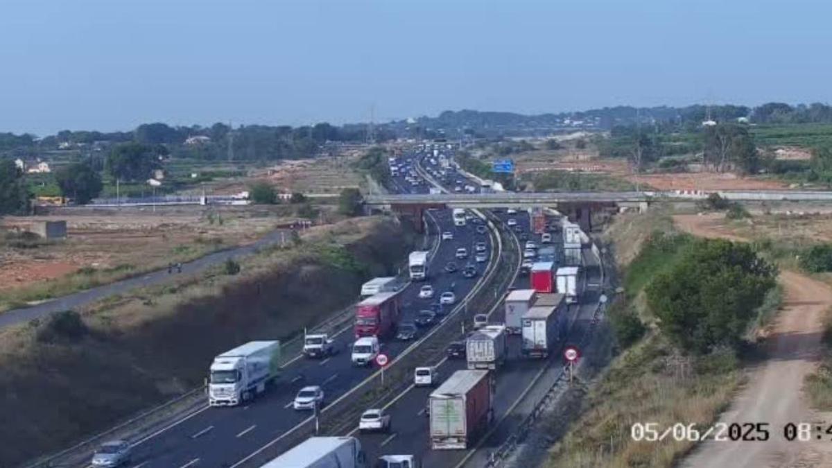 Imagen de la A-7 esta mañana, donde se registran atascos en varios puntos de la vía.