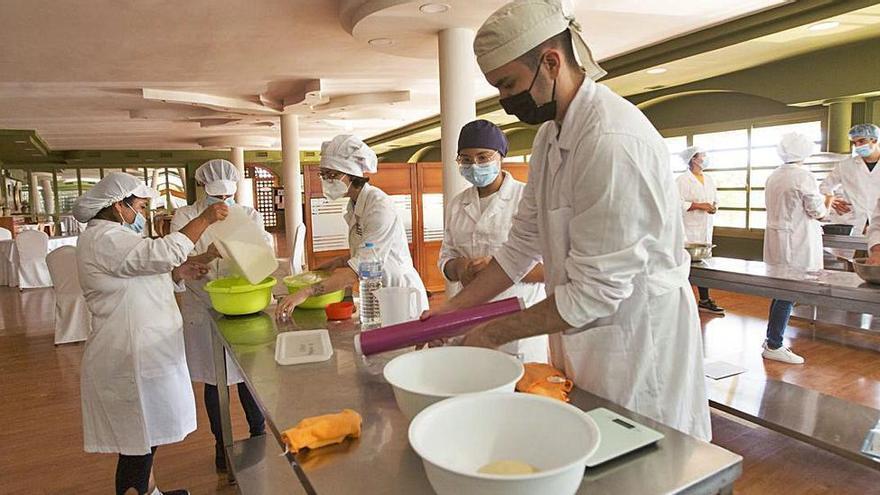 Alumnos de Panadería del IES Virgen del Remedio reanudan las prácticas en los Salones Juan XXIII