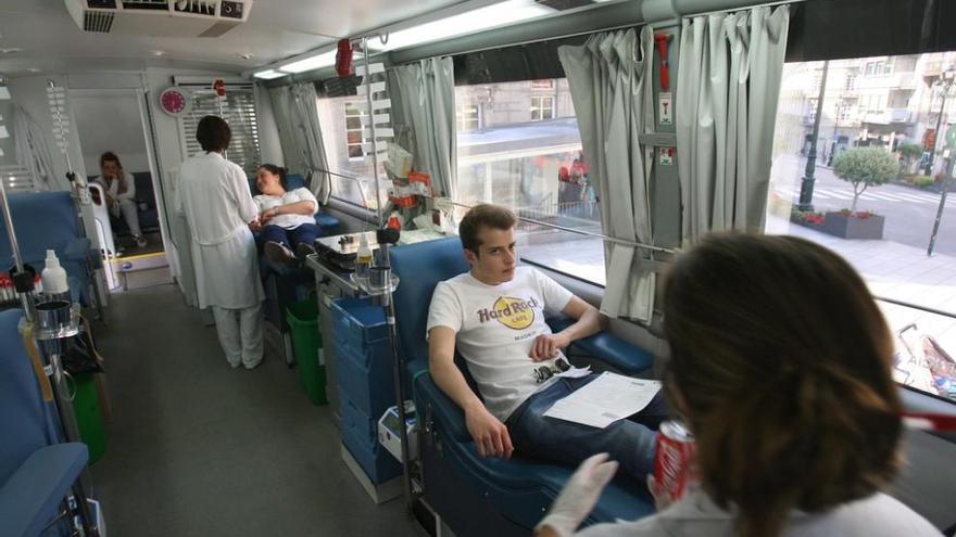 Ciudadanos donan sangre en una unidad móvil en Urzáiz. J. de Arcos