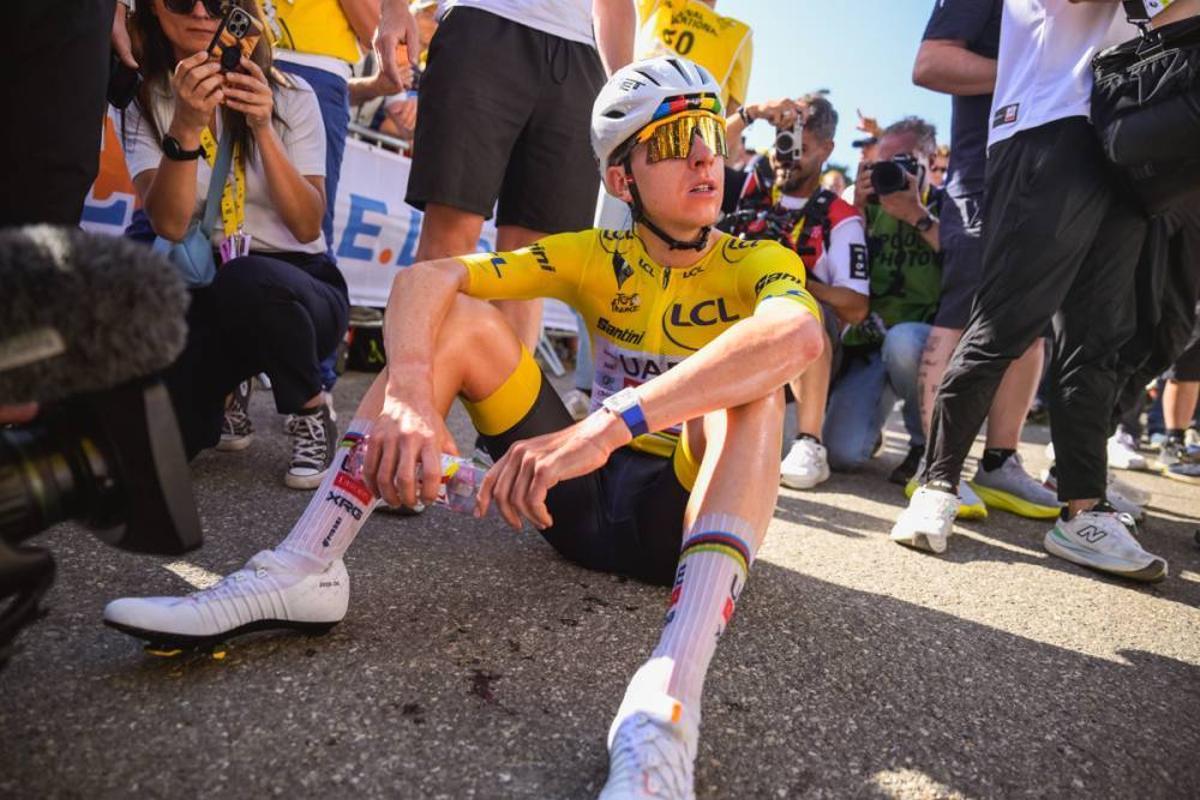 Pogacar se recupera del esfuerzo en la meta de Alpe d'Huez.