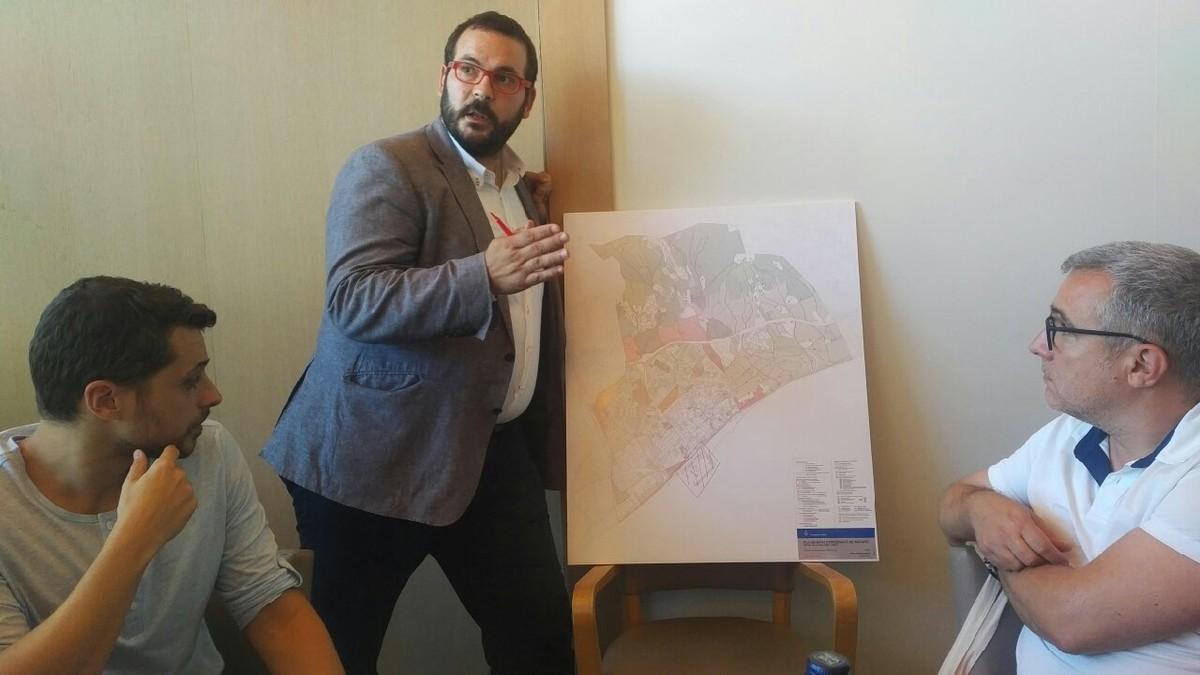 El alcalde de Mataró, David Bote, se ayudó de un mapa de la ciudad para explicar como el Mataró 2022 es un contenedor de los otros planes estratégicos que la ciudad tiene en marcha.