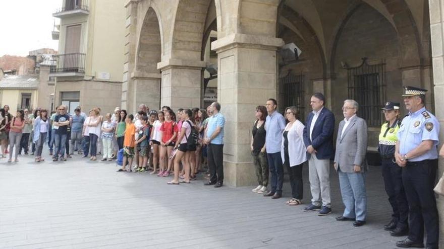 Un moment del minut de silenci davant de l&#039;edifici consistorial