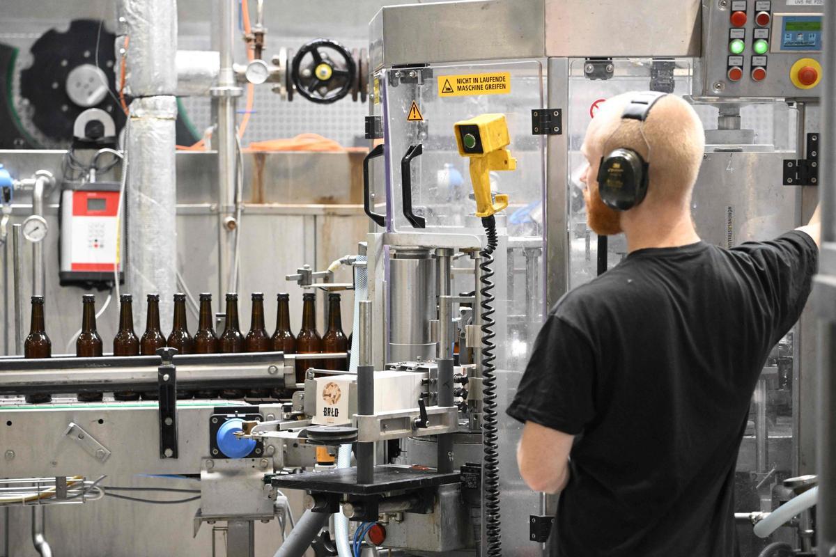 Un trabajador en una planta de embotellado, en Berlín. Un trabajador en una planta de embotellado, en Berlín.