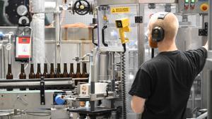 Un trabajador en una planta de embotellado, en Berlín.