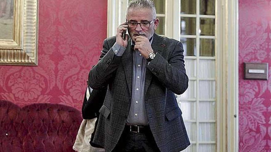 El todavía líder de El Pi, Jaume Font, ayer en los pasillos del Parlament.