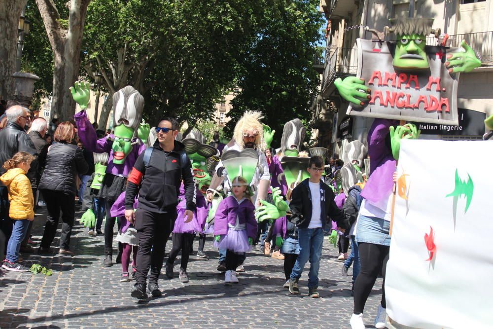 La rua escolar de la Santa Creu torna a enlluernar