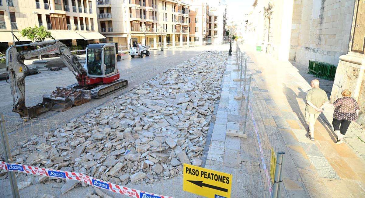 Los trabajos junto a Santa María empezaron por el vallado y este martes han seguido con el levantamiento del suelo