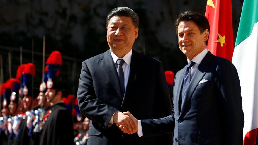 Xi Jinping saluda a Giuseppe Conte.