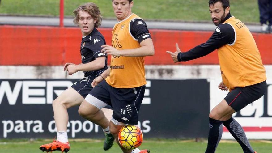 Meré corta un avance de Halilovic en un entrenamiento del Sporting, con Guitián a la derecha.