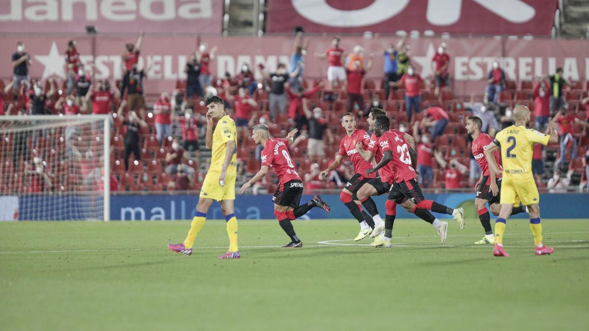 Salva celebra el segundo tanto del partido