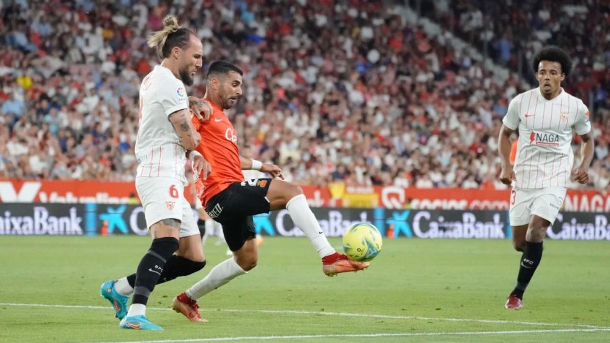 Ángel controla en el balón en el último encuentro ante el Sevilla.