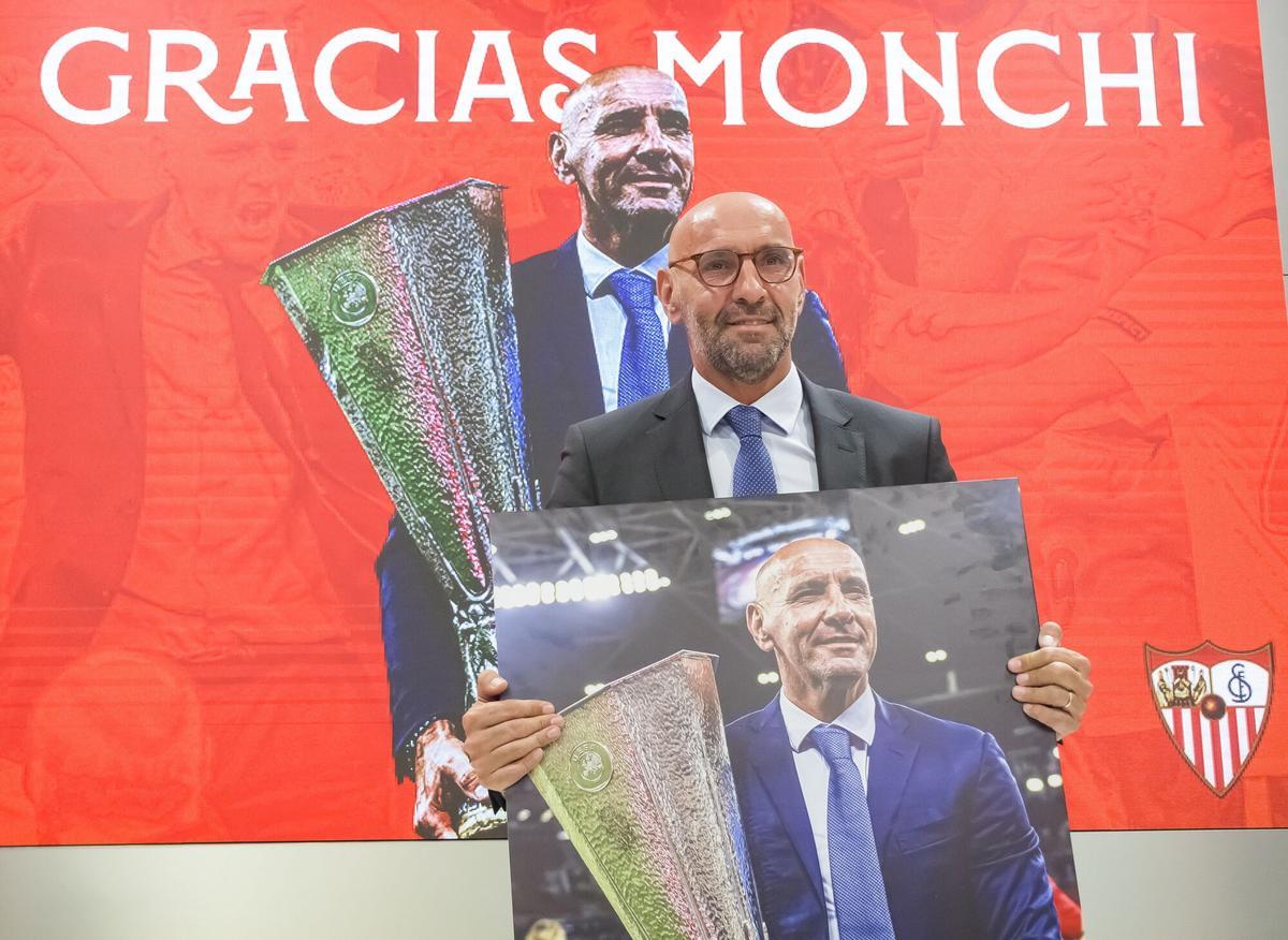 SEVILLA, 23/06/2023.- Ramón Rodríguez 'Monchi', director deportivo que hace una semana abandonó el Sevilla para fichar por Aston Villa inglés, ha dicho en su despedida del club hispalense, que "ojalá" su marcha "fuese una pesadilla", lo que significaría que no se "estaría yendo de aquí", este viernes en el estadio Ramón Sánchez-Pizjuán de la capital hispalense. EFE/ Raúl Caro