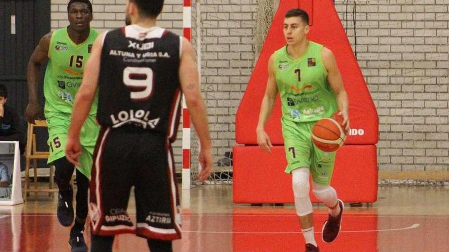 Fabio Santana, con el balón, con Belemene a la izquierda y Aitor Zubizarreta de espaldas.