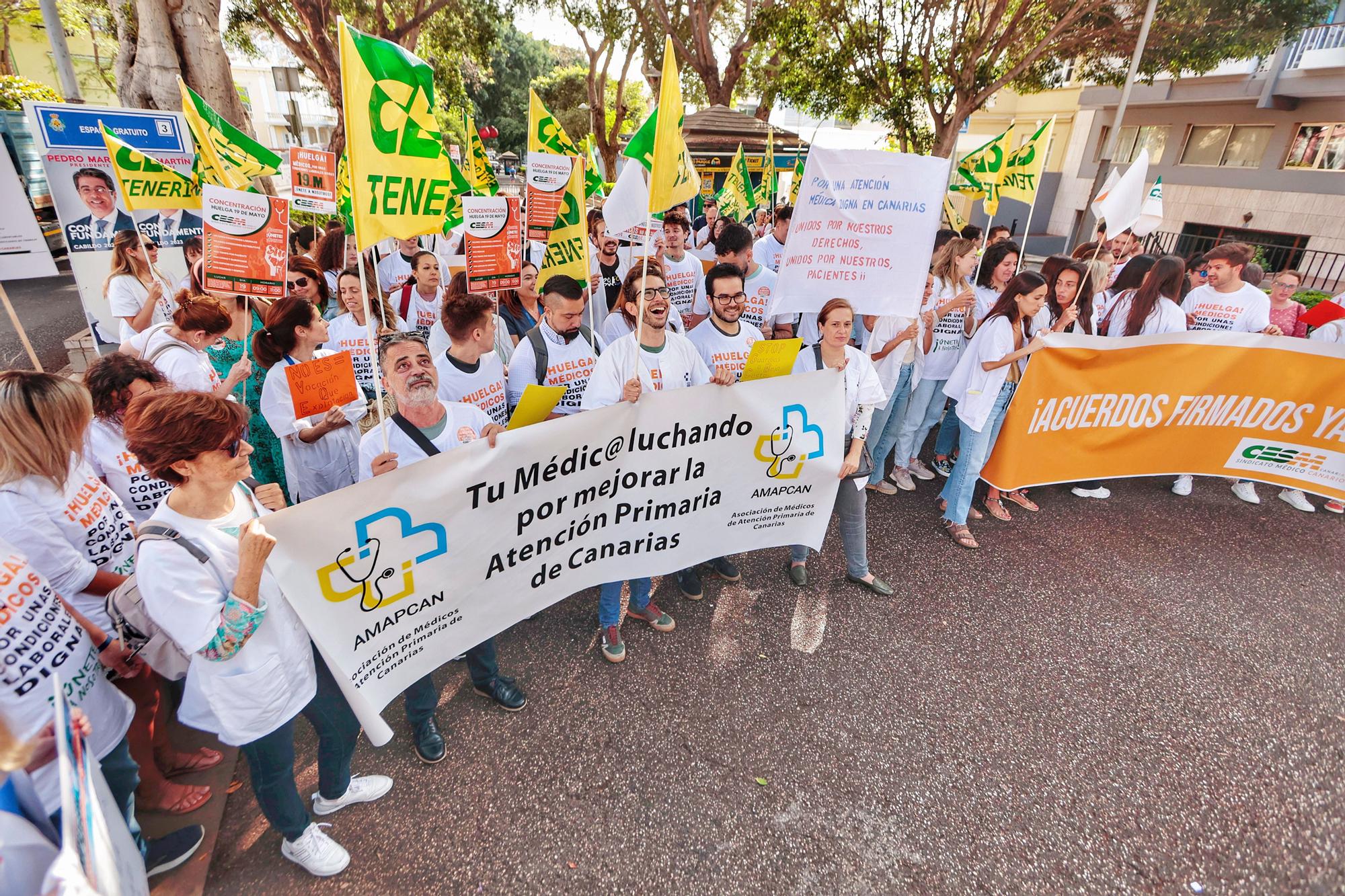 Primera jornada de huelga de médicos en Canarias. Manifestación en el exterior de la sede de la Consejería de Sanidad.