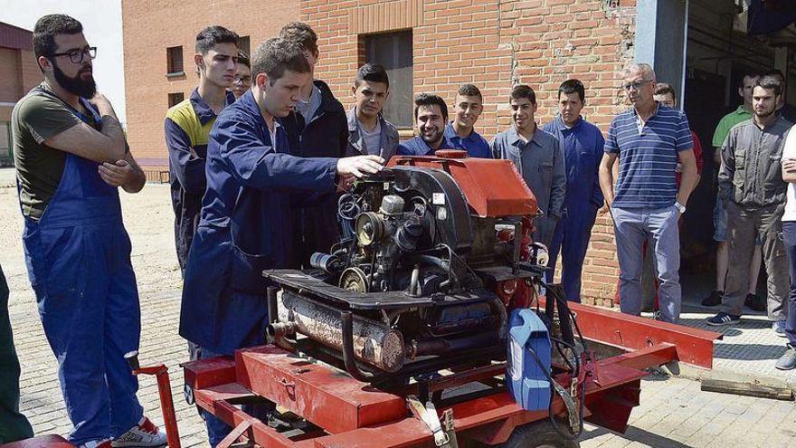 Alumnos de Formación Profesional del IES Los Sauces de Benavente realizan una práctica con un motor.