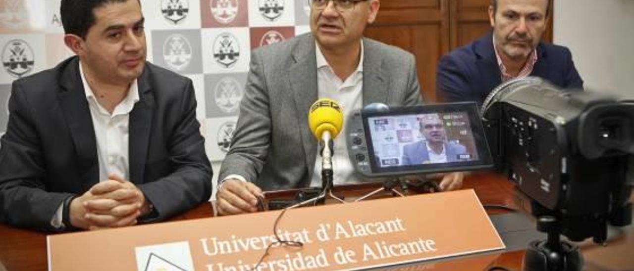 El alcalde de Alcoy Antonio Francés (izq.) y el rector Manuel Palomar cuando anunciaron el nuevo campus.