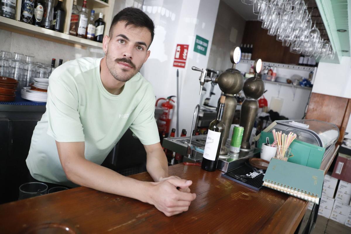 Rafa Cepeda posa en su bar.