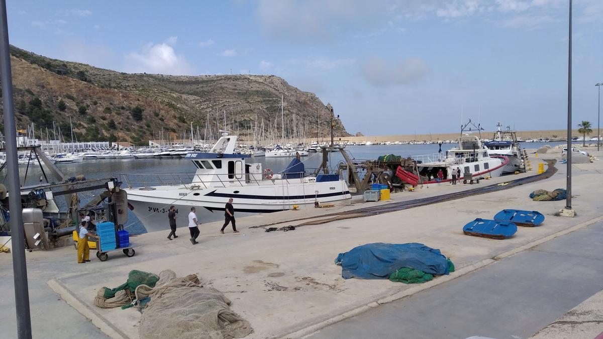 Imagen general del puerto de Xàbia, donde tiene su base el pesquero que ha encontrado el cadáver.