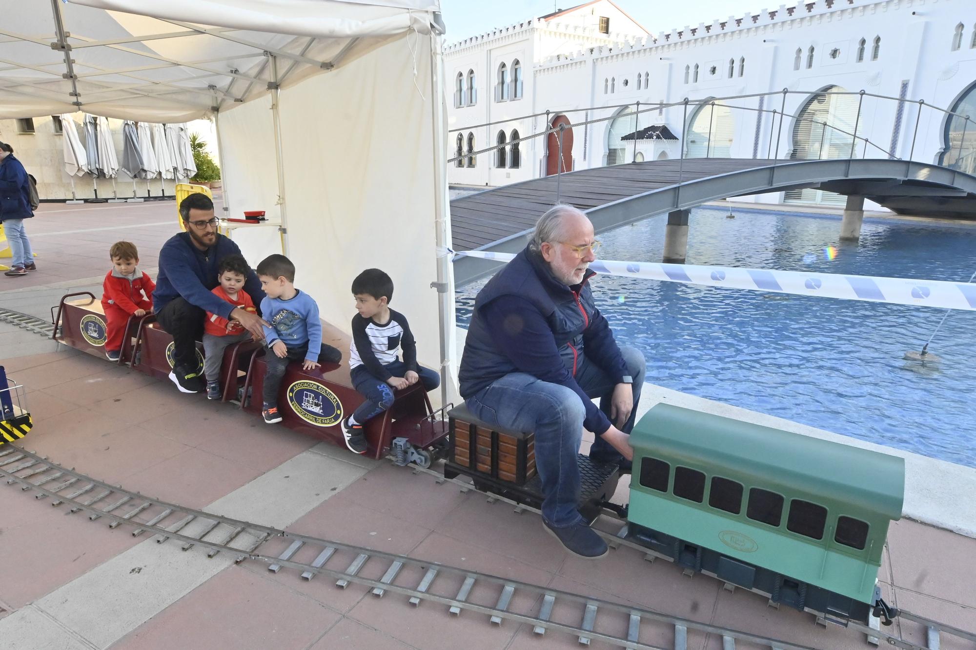 Circuito con un tren infantil que ha instalado Farja junto al Edificio Moruno, hasta el 10 de abril. Foto: Manolo Nebot.