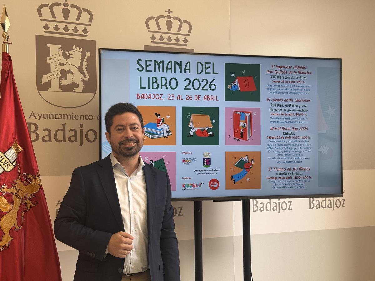 El concejal delegado de Cultura, José Antonio Casablanca, en la presentación de la Semana del Libro en Badajoz.