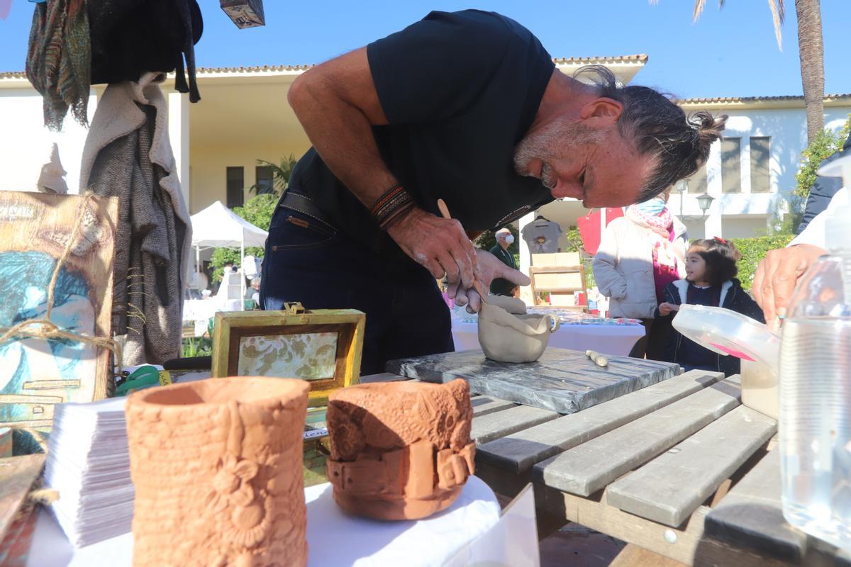 Un artesano trabaja en uno de los talleres desarrollados en el jardín.
