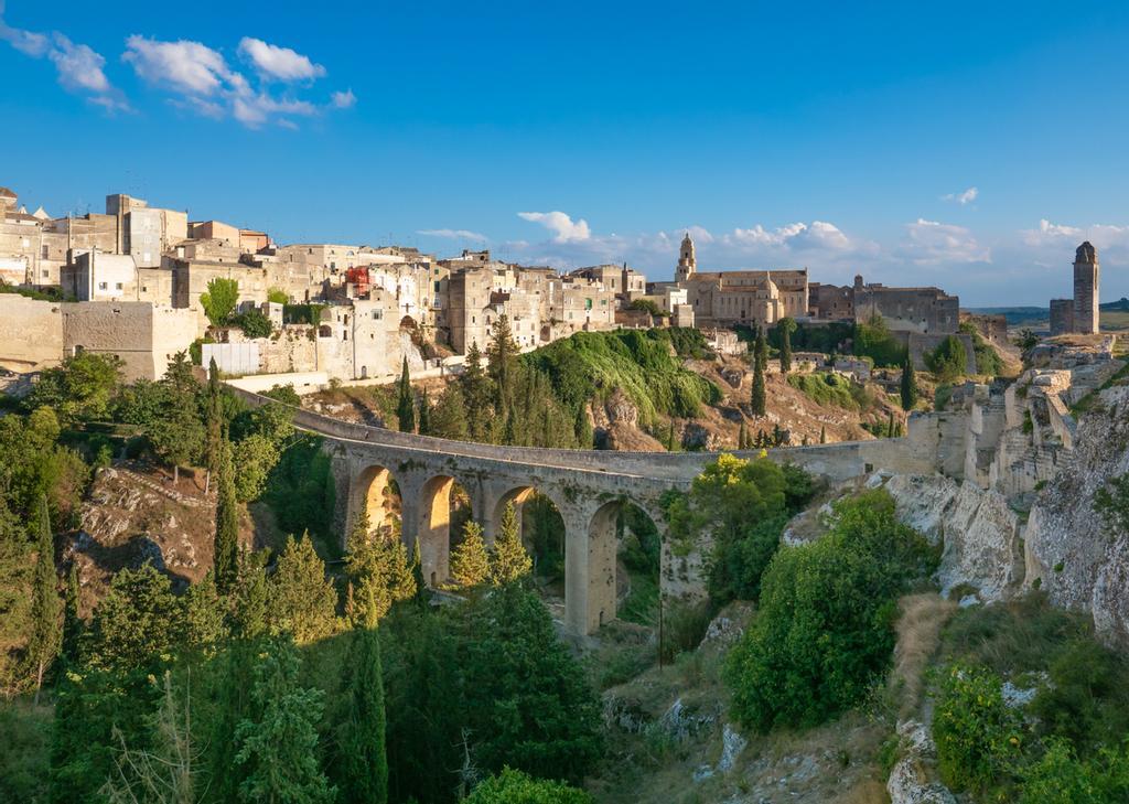 Un desfiladero, un acueducto, naturaleza salvaje, construcciones de ensueño: Gravina y Ronda parecen pueblos gemelos.