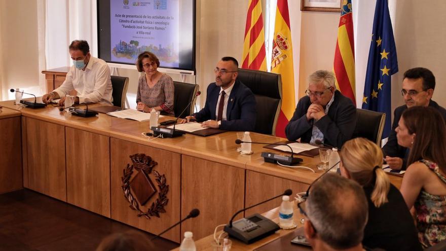 El salón de plenos del ayuntamiento de Vila-real ha acogido la presentación del convenio de la ciudad con la Cátedra de la Actividad Física y Oncología.