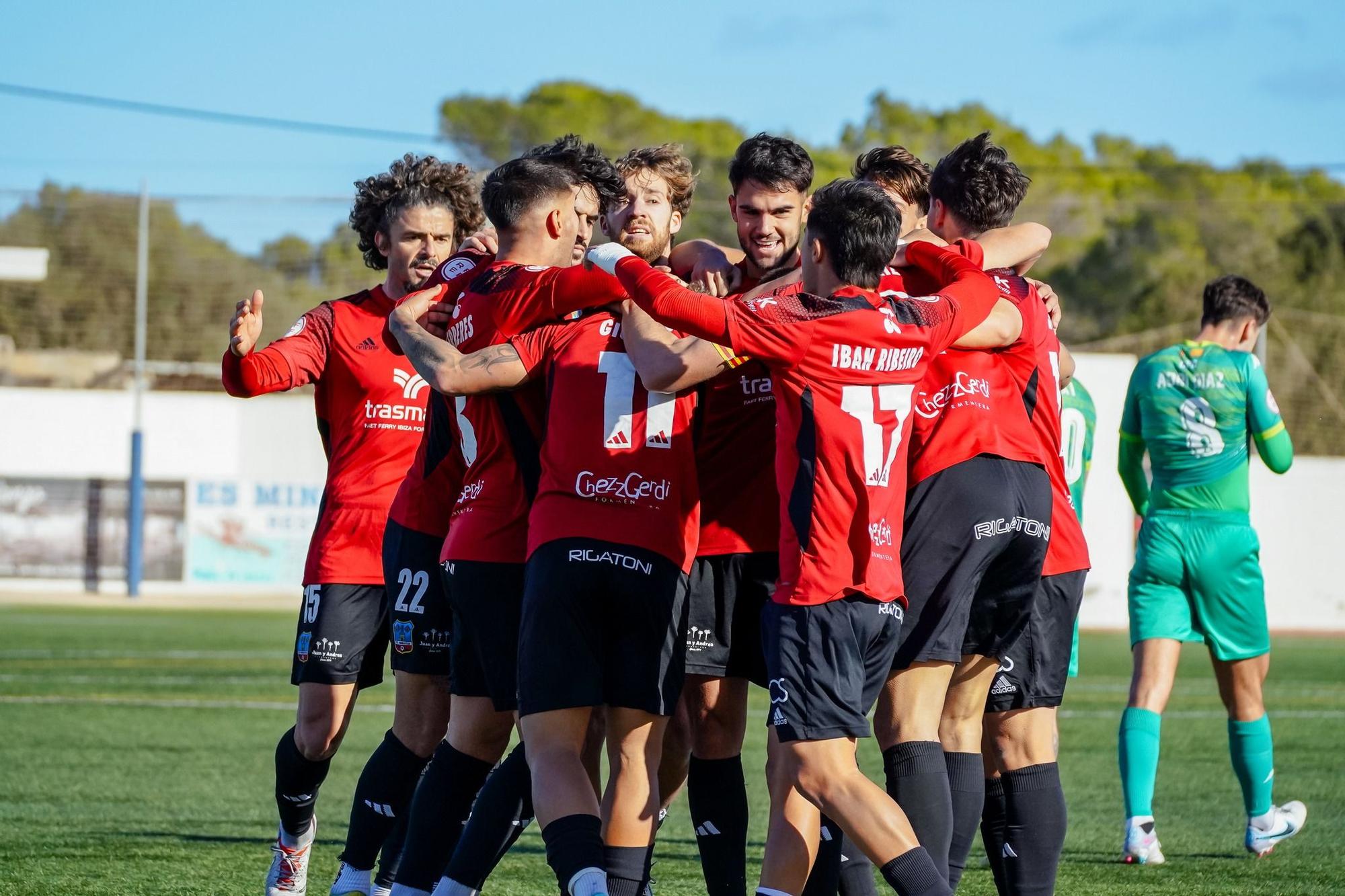 Jugadores de la SD Formentera celebrando un gol en una imagen de archivo
