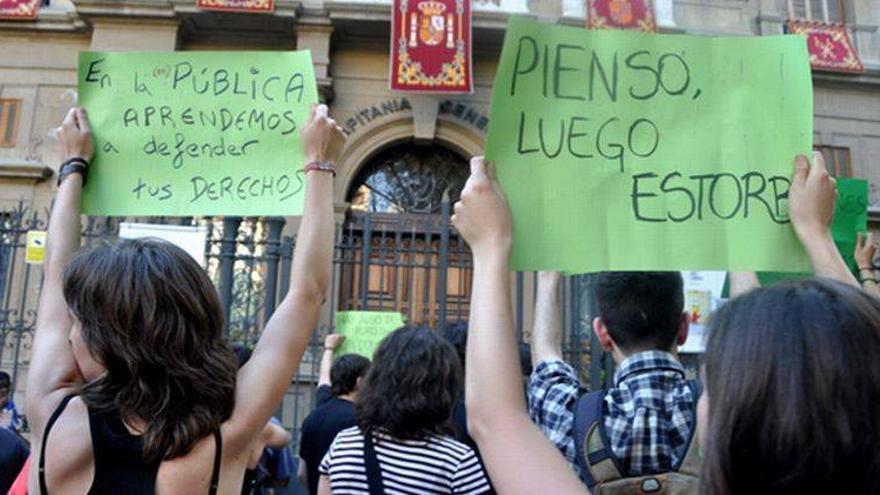 Serrat denuncia amenazas de muerte en una violenta protesta