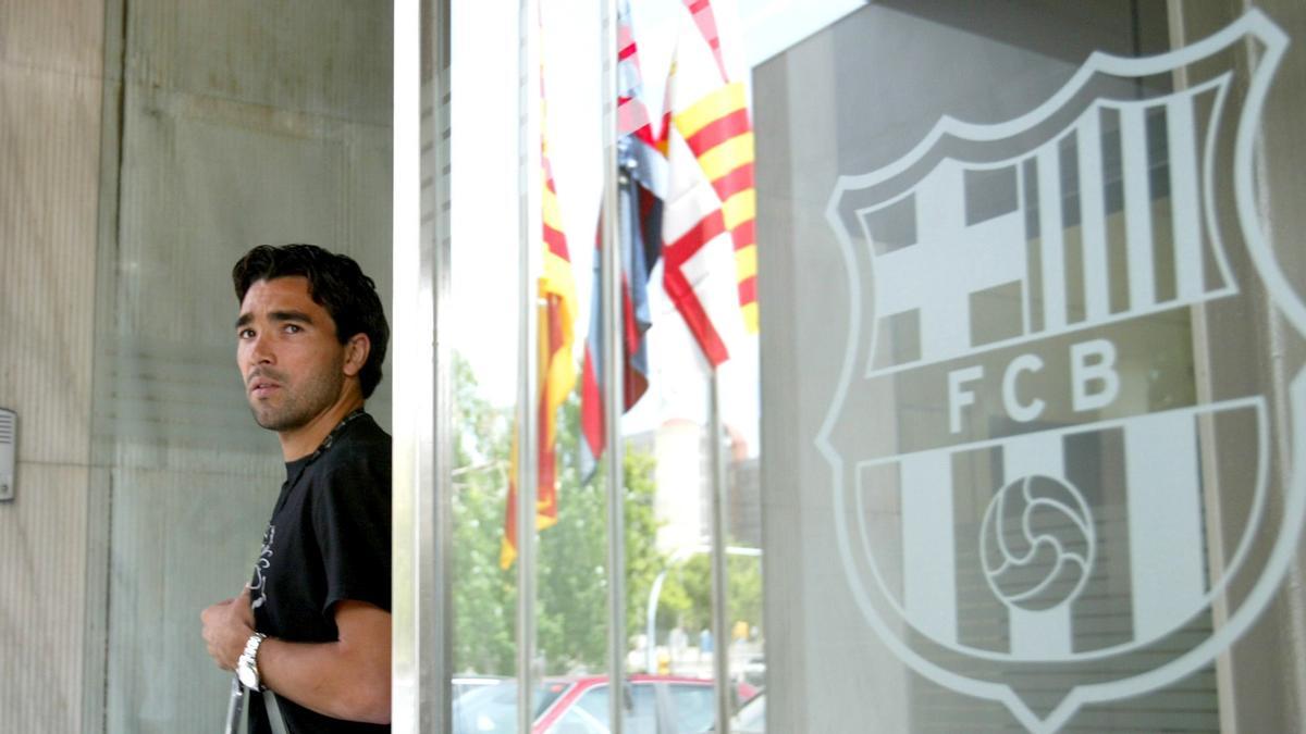 Deco sale de las oficinas del Barça en su época de jugador.