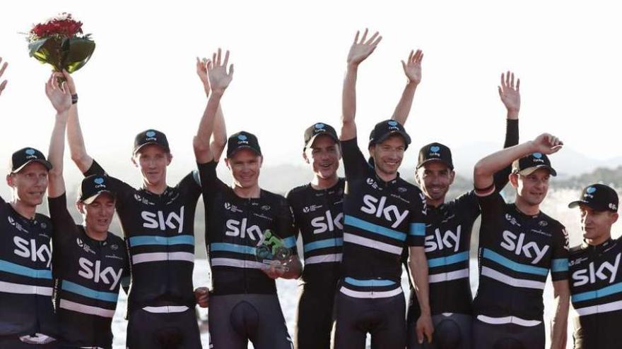 El equipo Sky celebra su victoria en la primera etapa de la Vuelta a España, la crono por equipos.