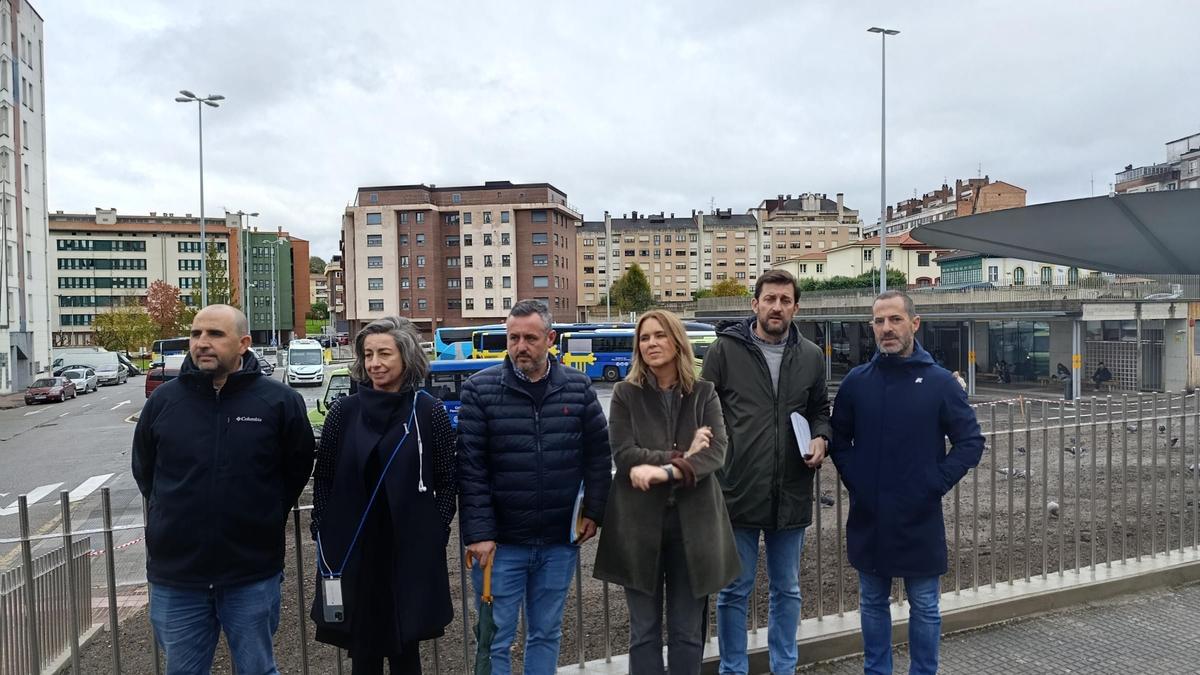 Por la izquierda Pablo Iglesias, de la empresa adjudicataria; María José Fernández y Daniel Navarro, técnicos municipales; Eva Iglesias, Juan Antonio Freije, técnico municipal, y Ángel García.